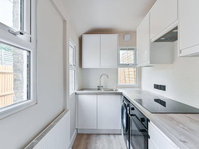 2 Bedrooms House for Rent in Derinton Road | Foxtons