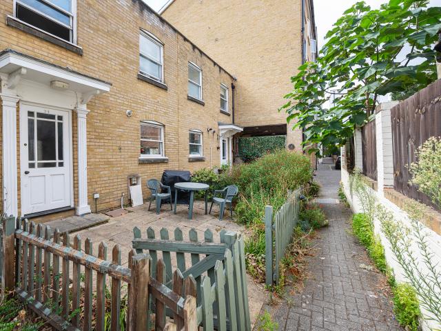 2 Bedrooms House for Rent in St Matthews Row | Foxtons