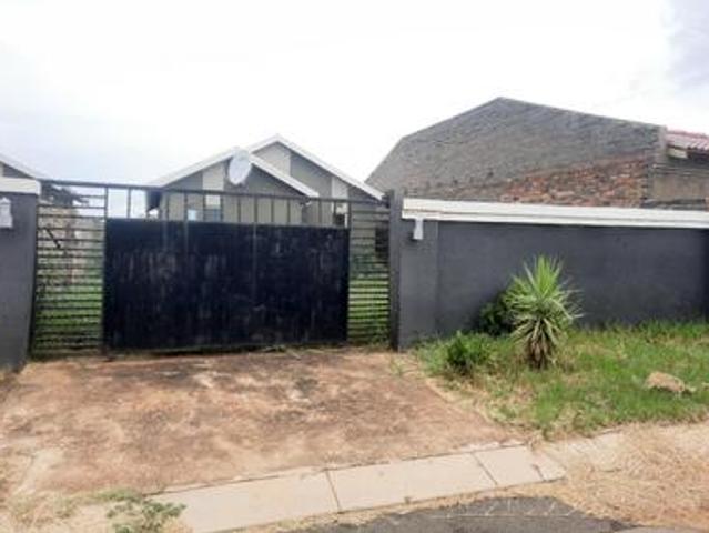 2 bedrooms house for rent in savanna.
