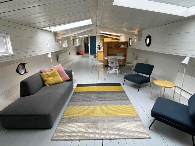 2 bedrooms House Surface Area: 100m2 Unfurnished