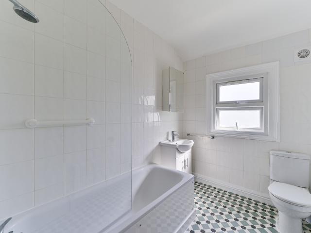 2 Bedrooms House terraced for Rent in Cowper Avenue | Foxtons