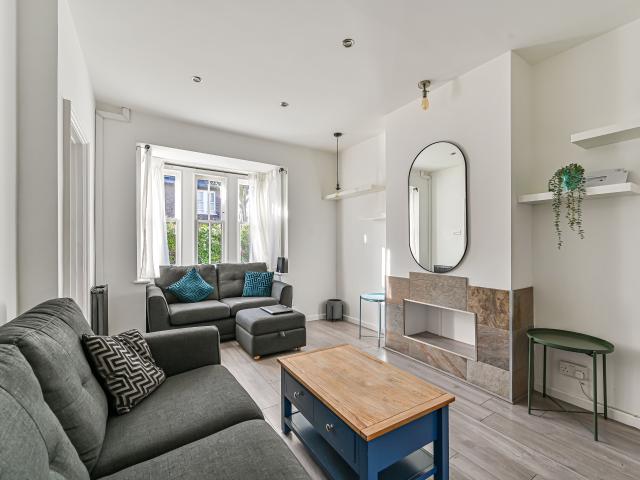 2 Bedrooms House terraced for Rent in Derinton Road | Foxtons