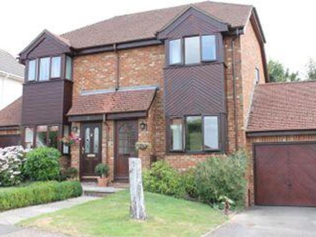 2 Bedrooms Semi detached house for rent in Saxon Close, Billingshurst RH14