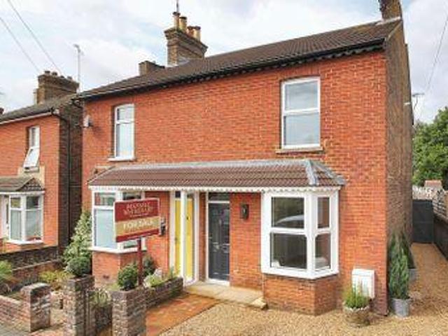 2 Bedrooms Semi detached house for sale in Burford Road, Horsham, West Sussex RH13