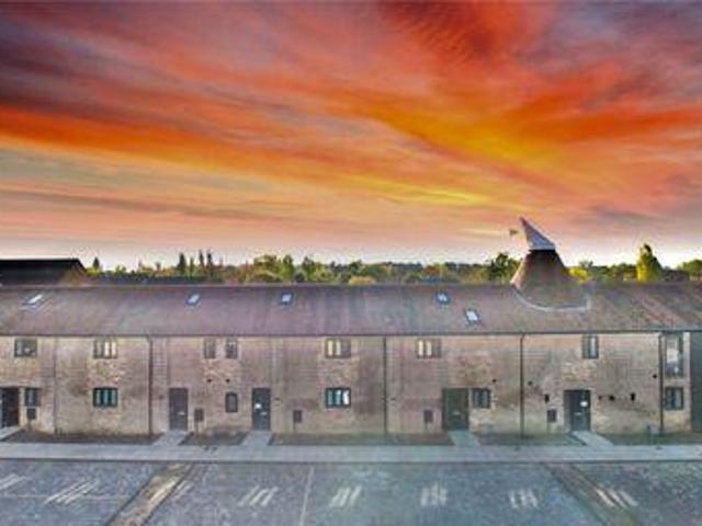 2 Bedrooms Terraced house for sale in Brewery Yard, Watton Road, Ware, Hertfordshire SG12