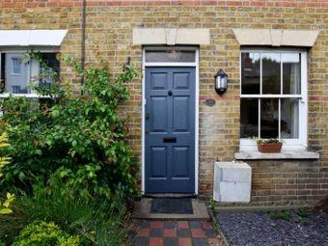 2 Bedrooms Terraced house for sale in Park Road, Bushey, Hertfordshire WD23