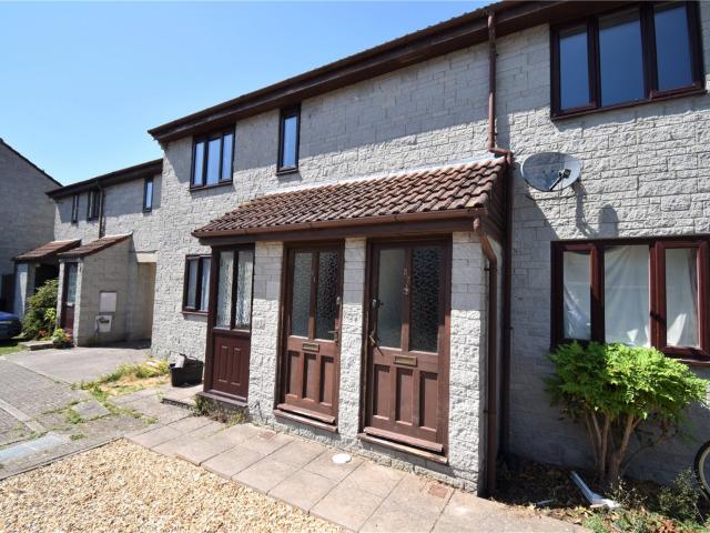 2 Bedrooms Upper Floor Flat To Let