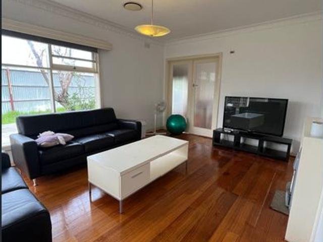 2 Bedrooms 1 Bathroom with 2 Carpark House @Elsternwick