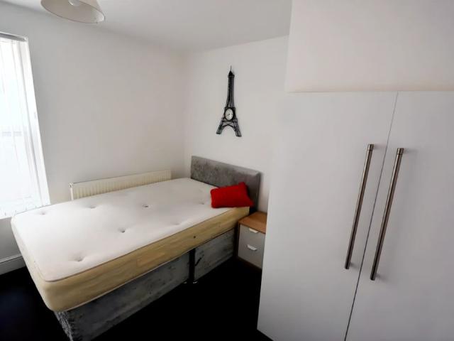2 Bedrooms 2 bathrooms