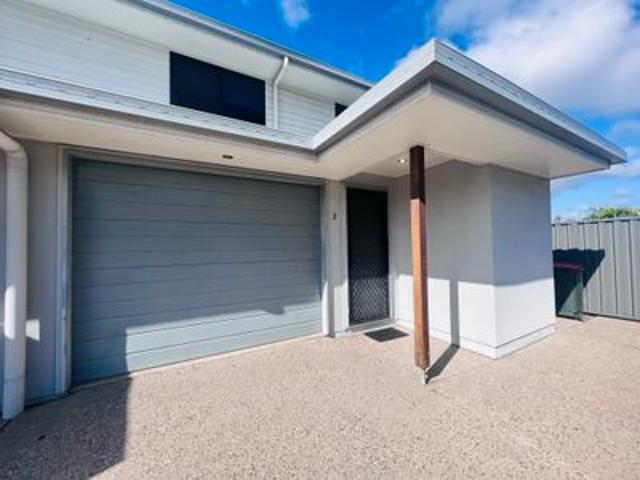 2 bedrooms 2 ensuites modern & spacious townhouse close to town & the golf club!