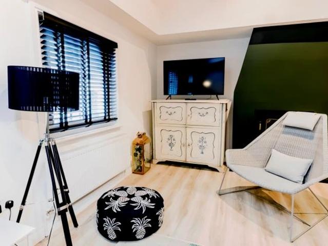 2 Beds 2 Bathroom