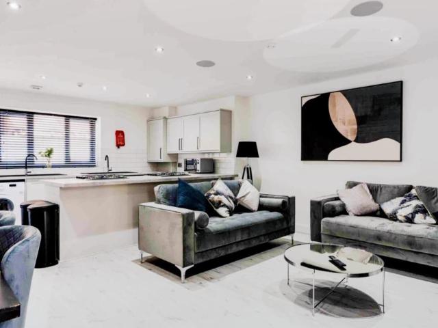 2 Beds 6 Baths