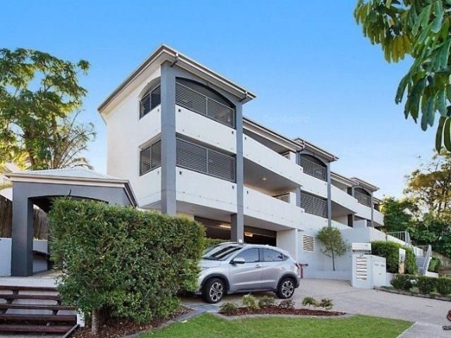 2 BEDS + LARGE BALCONY APARTMENT IN THE HEART OF INDOOROOPILLY