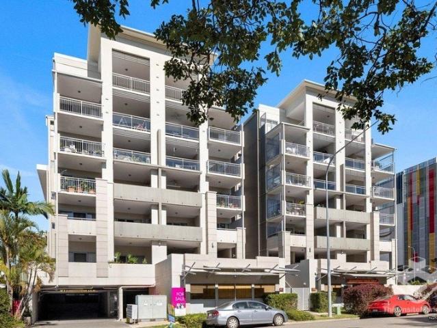 2 BEDS + LARGE STUDY MODERN APARTMENT NEXT DOOR TO INDOOROOPILLY SHOPPING CENTRE