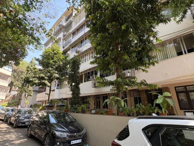 2 BHK Apartment in Cumballa Hill for resale Mumbai. The reference number is 20223157
