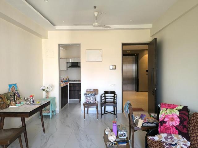 2 BHK Apartment in Bandra West for rent Mumbai. The reference number is 19738852
