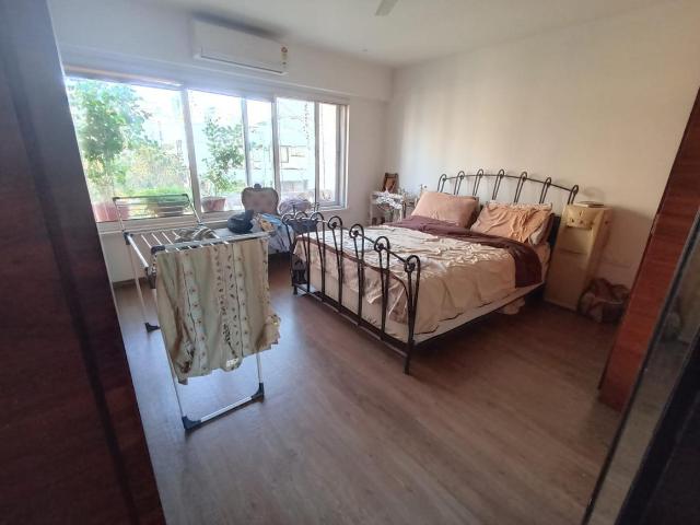 2 BHK Apartment in Bandra West for resale Mumbai. The reference number is 20993601