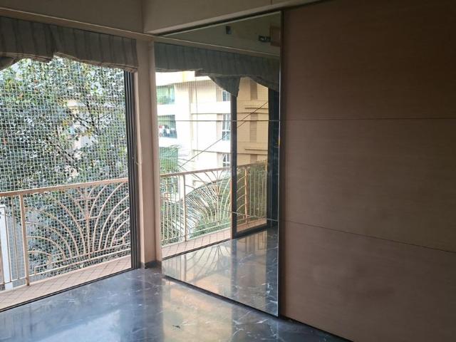2 BHK Apartment in Bandra West for resale Mumbai. The reference number is 21149177