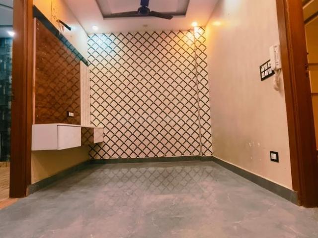 2 BHK Apartment in Dwarka Mor for rent New Delhi. The reference number is 21019244
