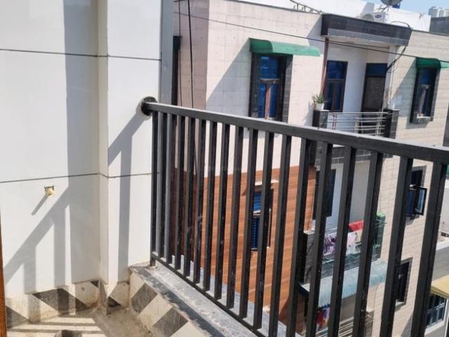 2 BHK Apartment in Dwarka Mor for resale New Delhi. The reference number is 21339337