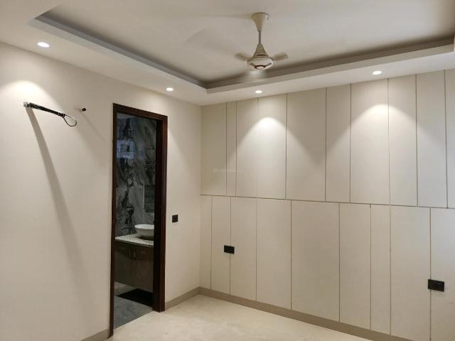2 BHK Apartment in Freedom Fighters Enclave for resale New Delhi. The reference number is 16613841