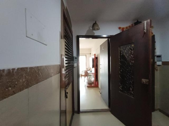 2 BHK Apartment in Kandivali East for rent Mumbai. The reference number is 18147636
