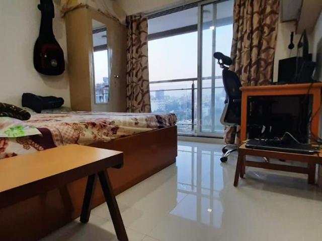2 BHK Apartment in Khar West for resale Mumbai. The reference number is 21006124