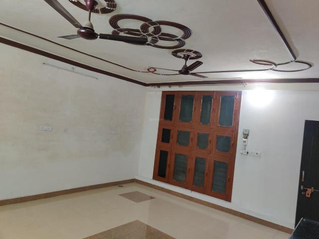 2 BHK Apartment in Kidwai Nagar for rent Kanpur. The reference number is 8848379