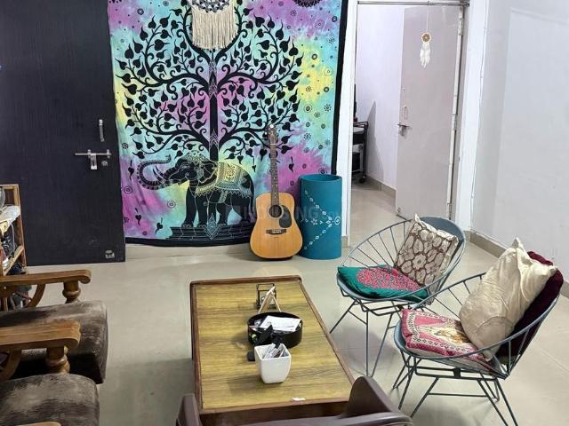 2 BHK Apartment in Indira Nagar for rent Lucknow. The reference number is 9698645