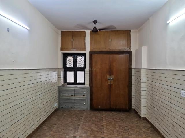 2 BHK Apartment in Janakpuri for rent New Delhi. The reference number is 20812018