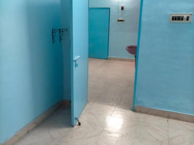 2 BHK Apartment in Lake Gardens for rent Kolkata. The reference number is 10656974