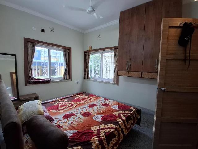 2 BHK Apartment in Lake Gardens for rent Kolkata. The reference number is 20623559