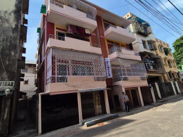 2 BHK Apartment in Lake Gardens for resale Kolkata. The reference number is 21081639