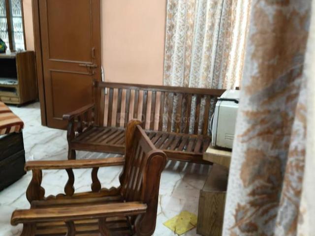 2 BHK Apartment in Mayur Vihar Phase 1 for rent New Delhi. The reference number is 18945871