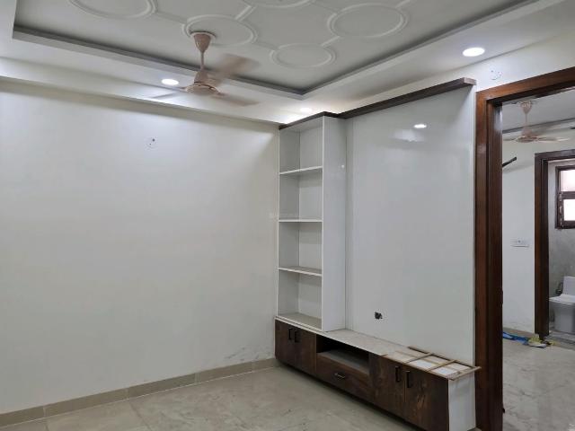2 BHK Apartment in Mahavir Enclave for resale New Delhi. The reference number is 20095539