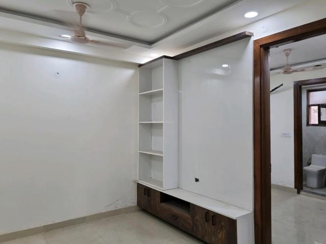 2 BHK Apartment in Mahavir Enclave for resale New Delhi. The reference number is 20634626