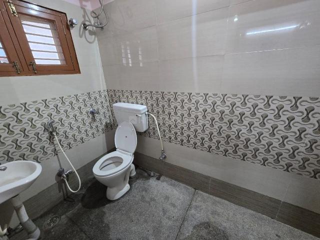 2 BHK Apartment in Sanjaynagar for rent Bengaluru. The reference number is 21214586