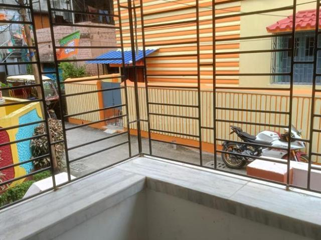 2 BHK Apartment in Santoshpur for resale Kolkata. The reference number is 21174628