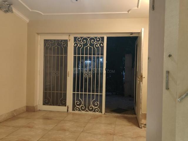 2 BHK Apartment in Sarita Vihar for rent New Delhi. The reference number is 19695669
