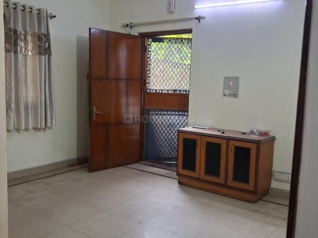 2 BHK Apartment in Sarita Vihar for rent New Delhi. The reference number is 20893436