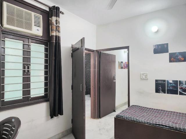 1 RK Apartment in Sarvodaya Enclave for rent New Delhi. The reference number is 19904053