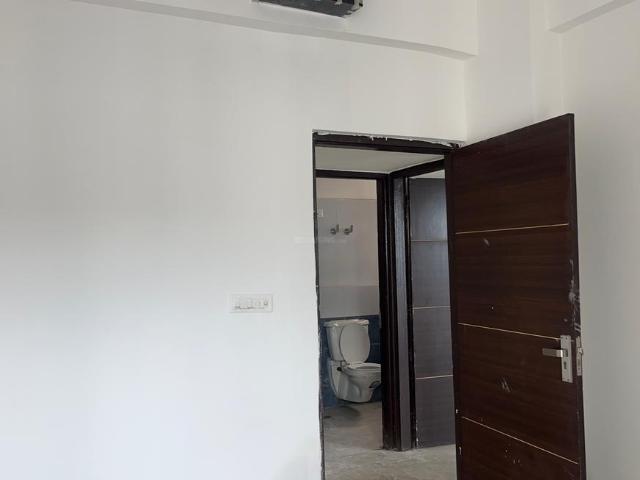 2 BHK Apartment in Sector 143B for rent Noida. The reference number is 21184653