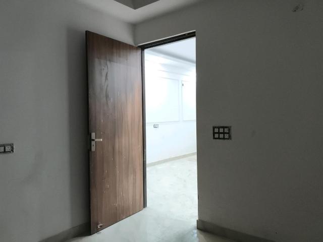 2 BHK Apartment in Sector 104 for resale Noida. The reference number is 19320345