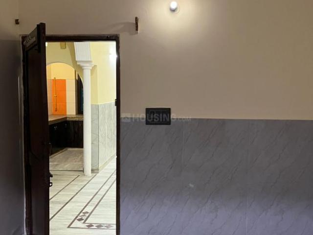 2 BHK Apartment in Sector 26 for rent Noida. The reference number is 21195640