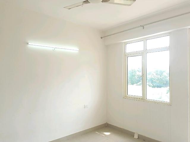 2 BHK Apartment in Sector 76 for rent Gurgaon. The reference number is 21021664