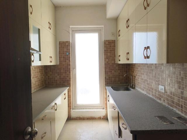 2 BHK Apartment in Sector 77 for resale Gurgaon. The reference number is 19290918