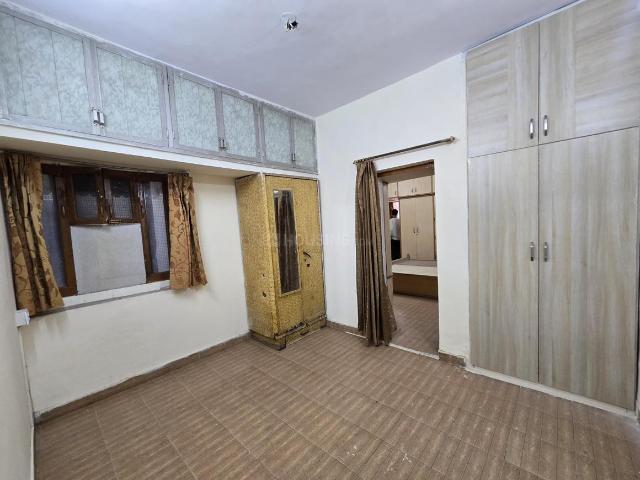 2 BHK Apartment in Shalimar Bagh for rent New Delhi. The reference number is 21170392