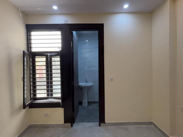 2 BHK Apartment in Shastri Nagar for resale Ghaziabad. The reference number is 20312661