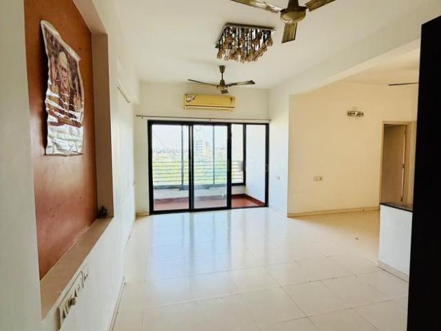 2 BHK Apartment in Prahlad Nagar for rent Ahmedabad. The reference number is 21105625