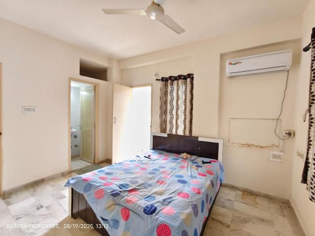 2 BHK Apartment in Race Course for rent Vadodara. The reference number is 18105418